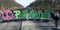 Peace" steht in großen Buchstaben auf der Straße des 17. Juni