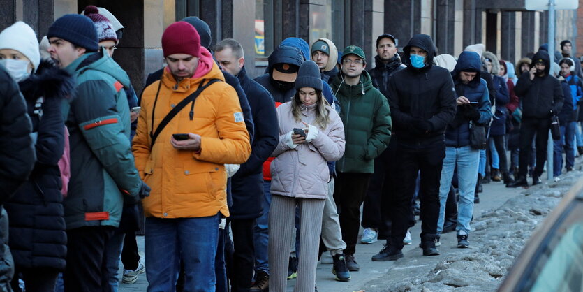 Menschenschlange auf der Straße