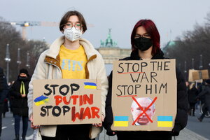 Zwei Menschen protestieren gegen den Krieg Zwei Menschen protestieren gegen den Krieg