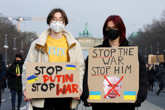 Zwei Menschen protestieren gegen den Krieg