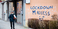 Lockdown Madness steht als Graffiti an einer Hauswand