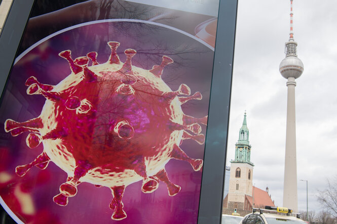 Ein Bild des Coronavirus neben dem Fernsehturm