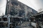 Völlig zerstörte und abgebrannte Gebäude und Busse in Mariupol
