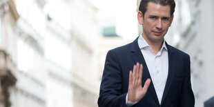 Kurz streckt die rechte Hand vor sich aus