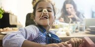 Ein Kind mit Spaghetti an der Nasenspitze