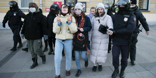 Junge Demonstrantinnen in Moskau werden von der Polizei verhaftet