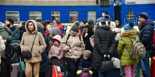 Menschen auf einem Bahnsteig.