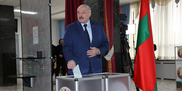 Präsident Lukaschenko bei der Stimmangabe.