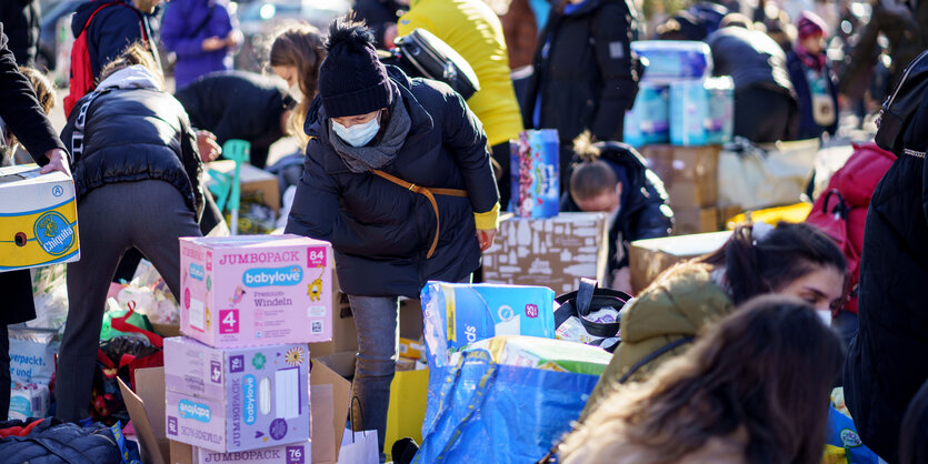 Menschen in einer Menge Spenden für die Ukraine