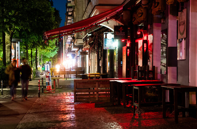 Leere Bänke vor Berlins Partymeile in Friedrichshain