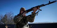 Soldat in Tarnkleidung mit Gewehr im Anschlag