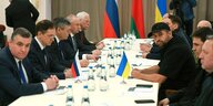 Die russische und ukrainische Delegation sitzen am Verhandlungstisch