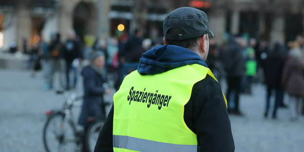 Spaziergänger" steht auf der Warnweste eines Teilnehmers einer Demonstration der Dresdner Bürgerinitiative Querdenken 351 gegen die Corona-Politik.