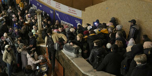 Menschenmassen drängeln sich auf dem Bahnhof von Kiew