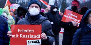 Demonstrant mit Schild