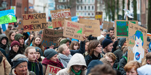 Schüler demonstrieren mit Schildern in den Händen, im Rahmen der Bewegung "Fridays for Futur" für eine andere Klimapolitik.