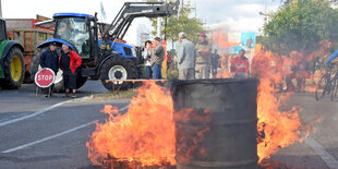 Französische Bauern stehen an einer Blockade