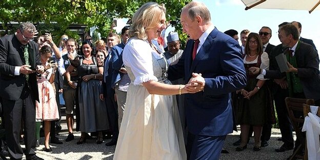 Österreichs Außenministerin karin Kneissl im weißen Brautkleid tanzt mit Putin