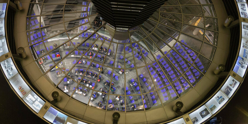 Blick durch die Reichstagskuppel in den Bundestag.