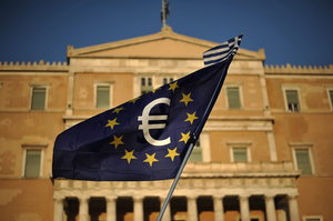 Eine Europafahne mit Euro-Zeichen in Athen.