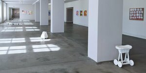 Blick in einen Saal der Ausstellung „Figure. No Figure“ mit Objekten von Salome Haettenschweiler und Bildern von Verena Schirz-Jahn