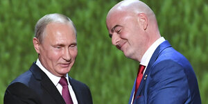 Infantino und Putin auf einem Podium in Moskau