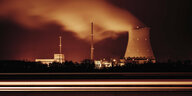 Kernkraftwerk Isar 2 in der Dunkelheit.
