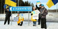 Protest mit ukrainischen Flaggen vor einem Schild "Hanhikivi"