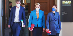 Das Bild zeigt die Senatsmitglieder Wesener, Giffey und Kipping auf dem weg zur Pressekonferenz nach der Sitzung der Landesregierung am Dienstag.