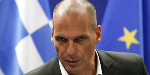 Gianis Varoufakis vor der griechischen und der europäischen Fahne