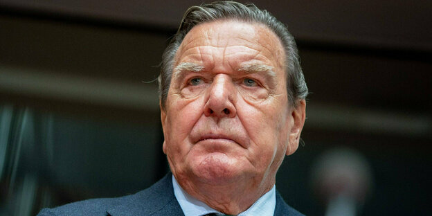 Gerhard Schröder blickt in die Ferne Gerhard Schröder blickt in die Ferne