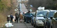 Autoschlange, so weit das Auge reicht, an einem ukrainisch-polnischen Grenzübergang