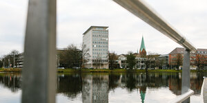 Das Gebäude der HSH Nordbank spiegelt sich im Wasser des Kleinen Kiel.
