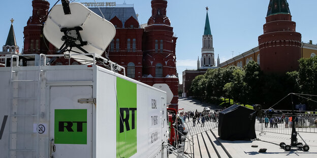 Sendewagen von RT auf dem Roten Platz in Moskau