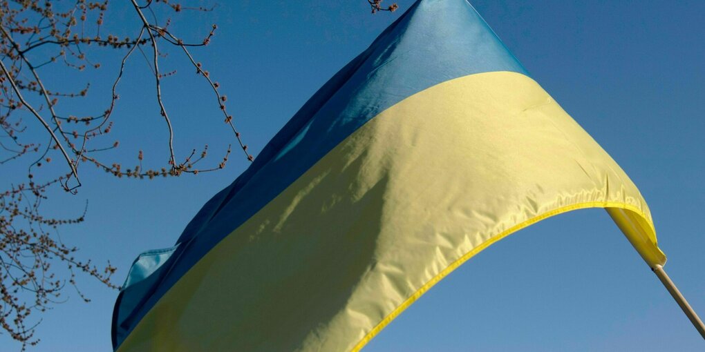 die ukrainische Flagge vor blauem Himmel