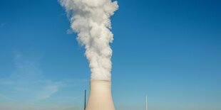 Blick auf die eines Kernkraftwerk bei strahlend blauen Himmel