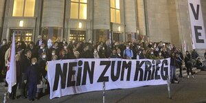 Viele Menschen stehen vor der Volksbühne in Berlin: Gewerkschafter der Berliner Krankenhausbewegung trafen sich in der Volksbühne