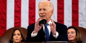 Joe Biden hält vor der Amerikanischen Fahne eine Rede