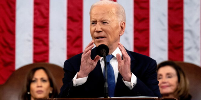 Joe Biden hält vor der Amerikanischen Fahne eine Rede