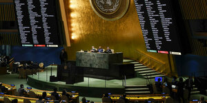 Im Saal der Vereinten Nationen leuchten die Ländernamen bei der Abstimmung auf
