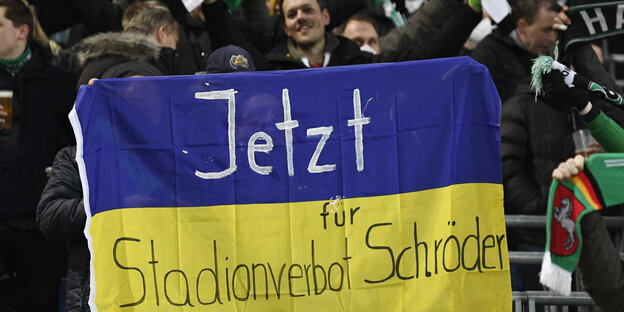 Ukraine-Flagge mit der Aufschrift: Stadionverbot für Schöder Ukraine-Flagge mit der Aufschrift: Stadionverbot für Schöder