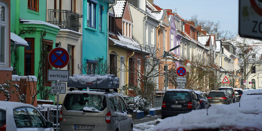 In einer Wohnstraße in Bremen parken Autos auf dem Gehweg