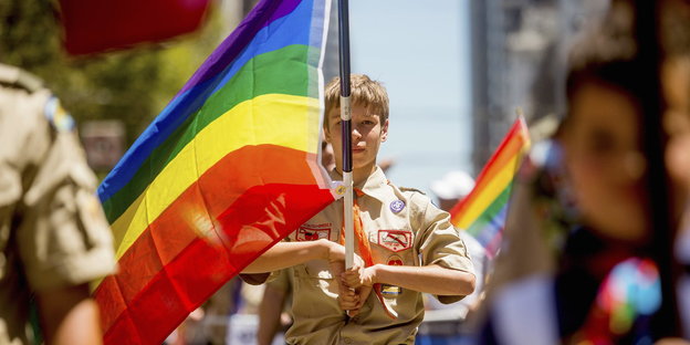 Boy Scout Casey Chambers mit Regenbogenflagge