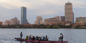 Charles River mit Drachenboot, im Hintergrund die Skyline von Boston