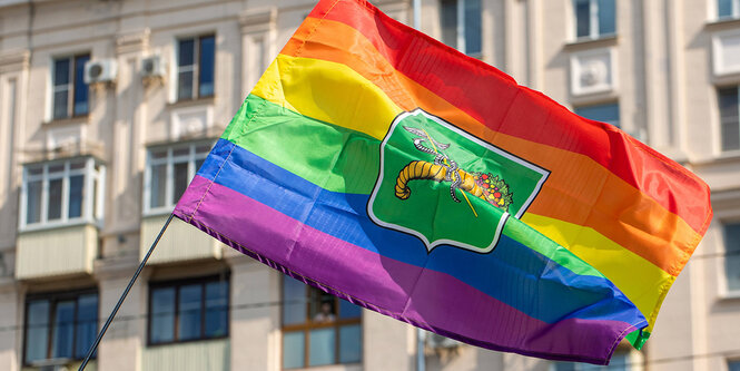 Eine im Wind wehende Regenbogenflagge