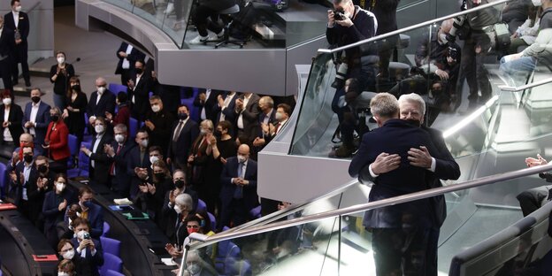 Tribüne des Bundestags. Atlbundespräsident Joachim Gauck umarmt Andrij Melnyk, den Botschafter der Ukraine