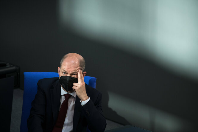 Bundeskanzler Olaf Scholz SPD im Bundestag, mit schwarzer FF2 Maske