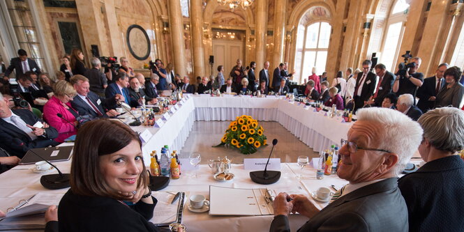 Winfried Kretschmann und andere Poltikerinnen beim Flüchtlingsgipfel in Stuttgart.