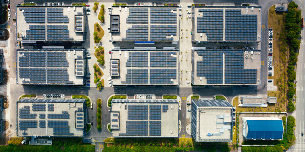 Luftbild: Solarpaneele auf Hausdächern