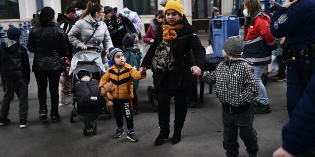 Flüchtlinge aus der Ukraine kommen am 28. Februar am Budapester Bahnhof Nyugati an.